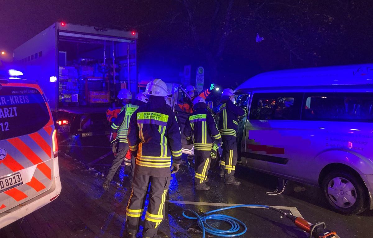NRW Feuerwehr Hattingen am Unfallort