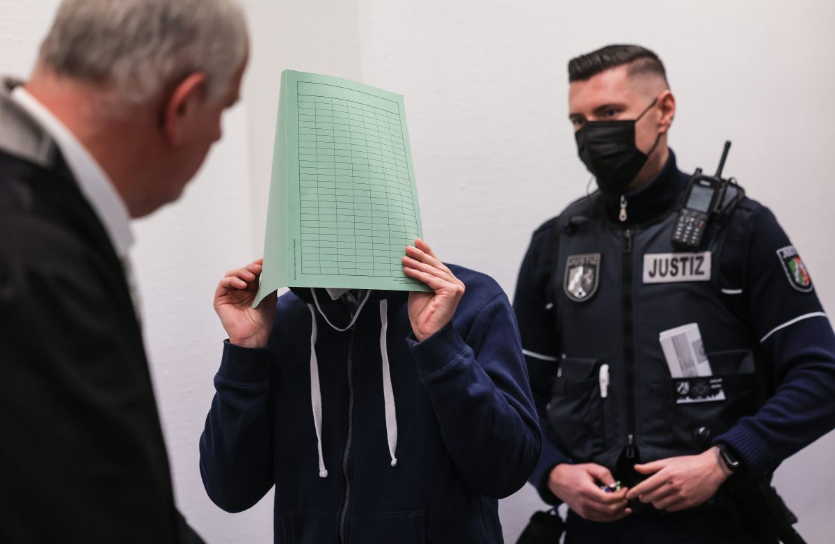 NRW Angeklagter mit Anwalt und Polizist