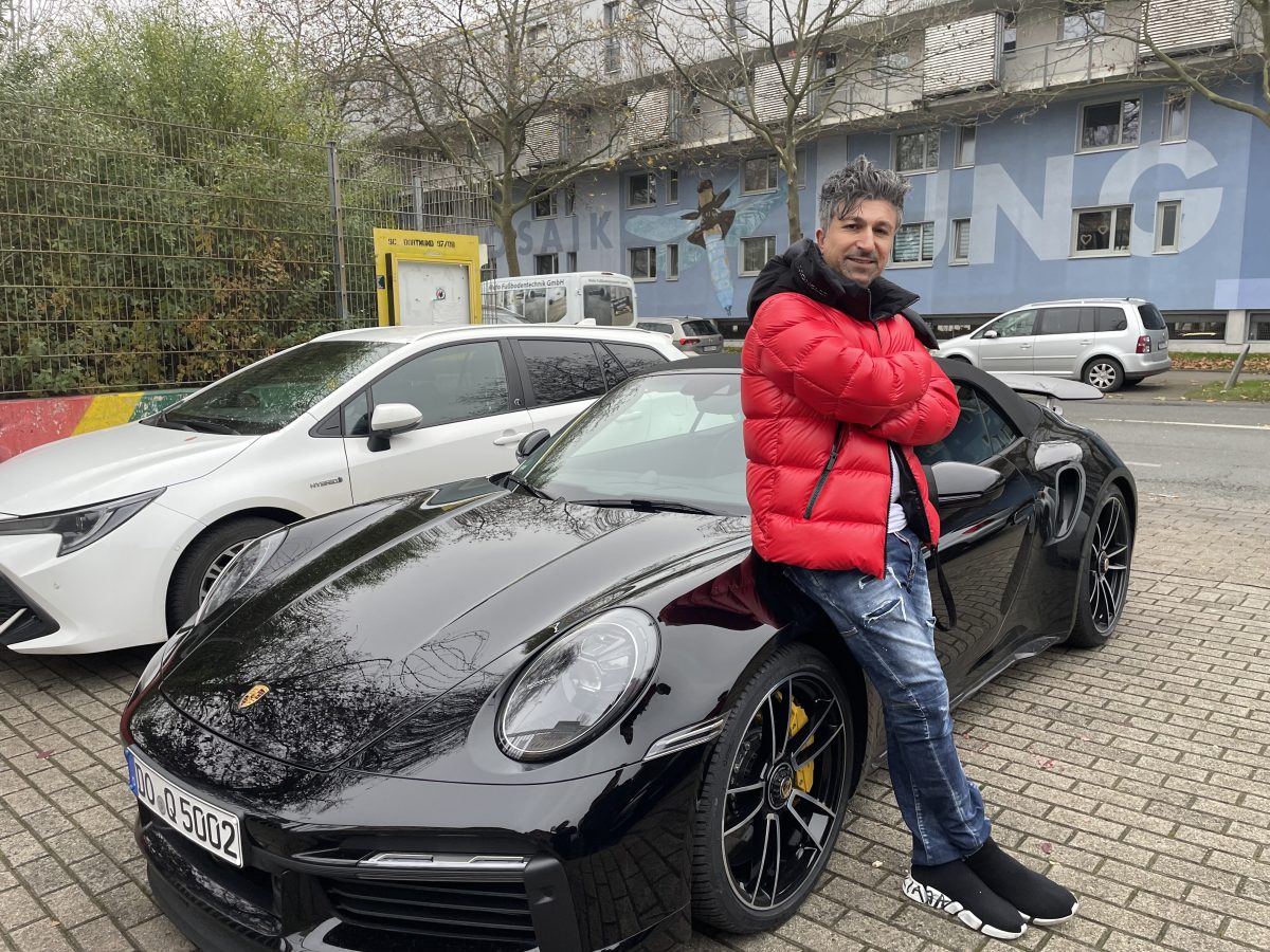 Lotto-König "Chico" aus Dortmund angelehnt an seinen Luxuswagen