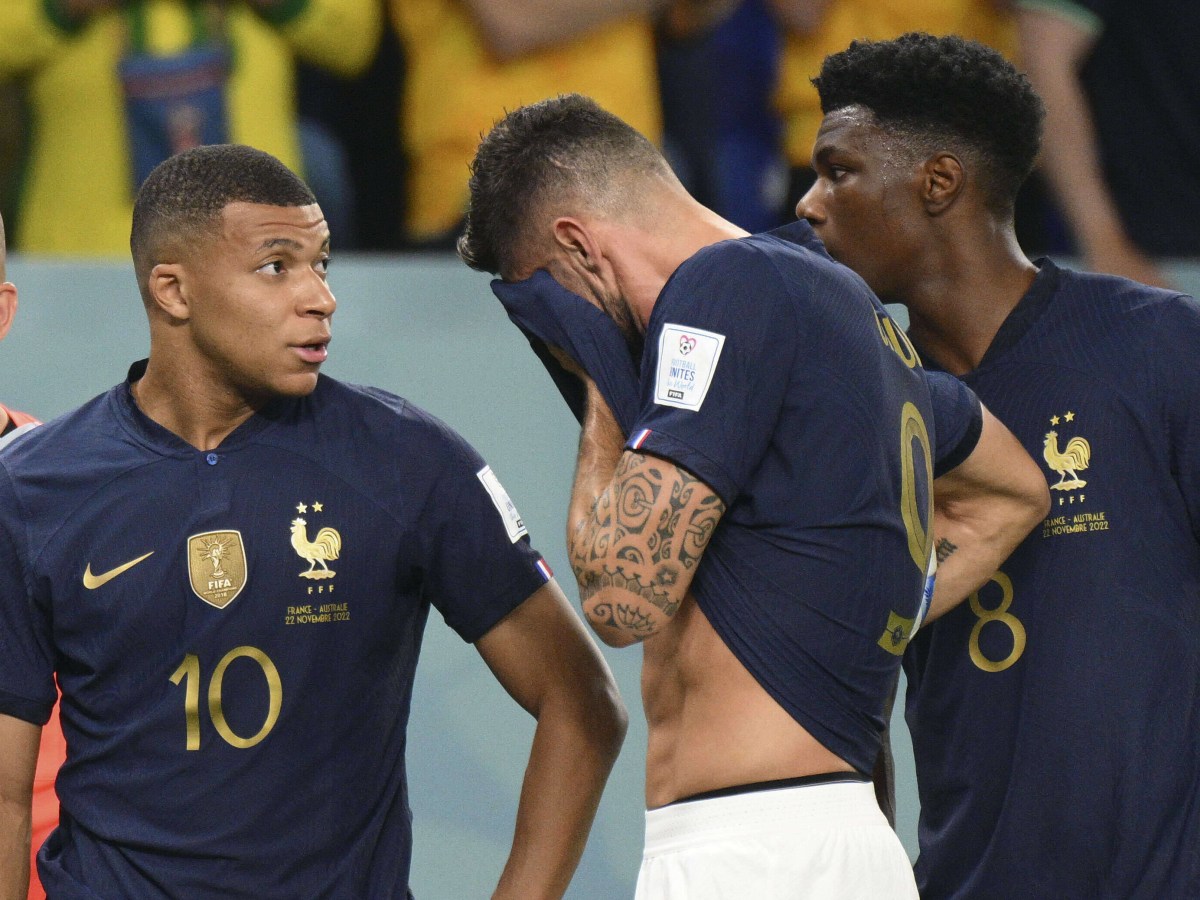Frankreichs Olivier Giroud frustriert mit dem Trikot über dem Gesicht.