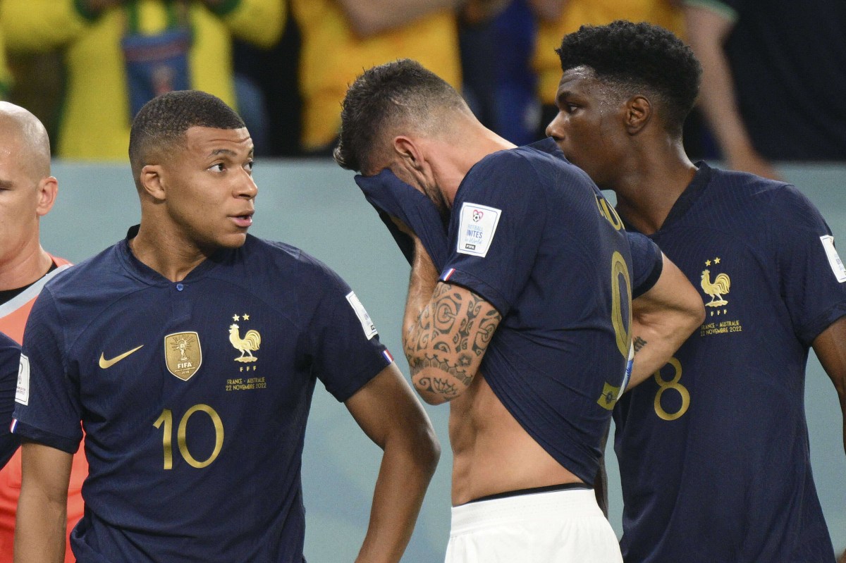Frankreichs Olivier Giroud frustriert mit dem Trikot über dem Gesicht.