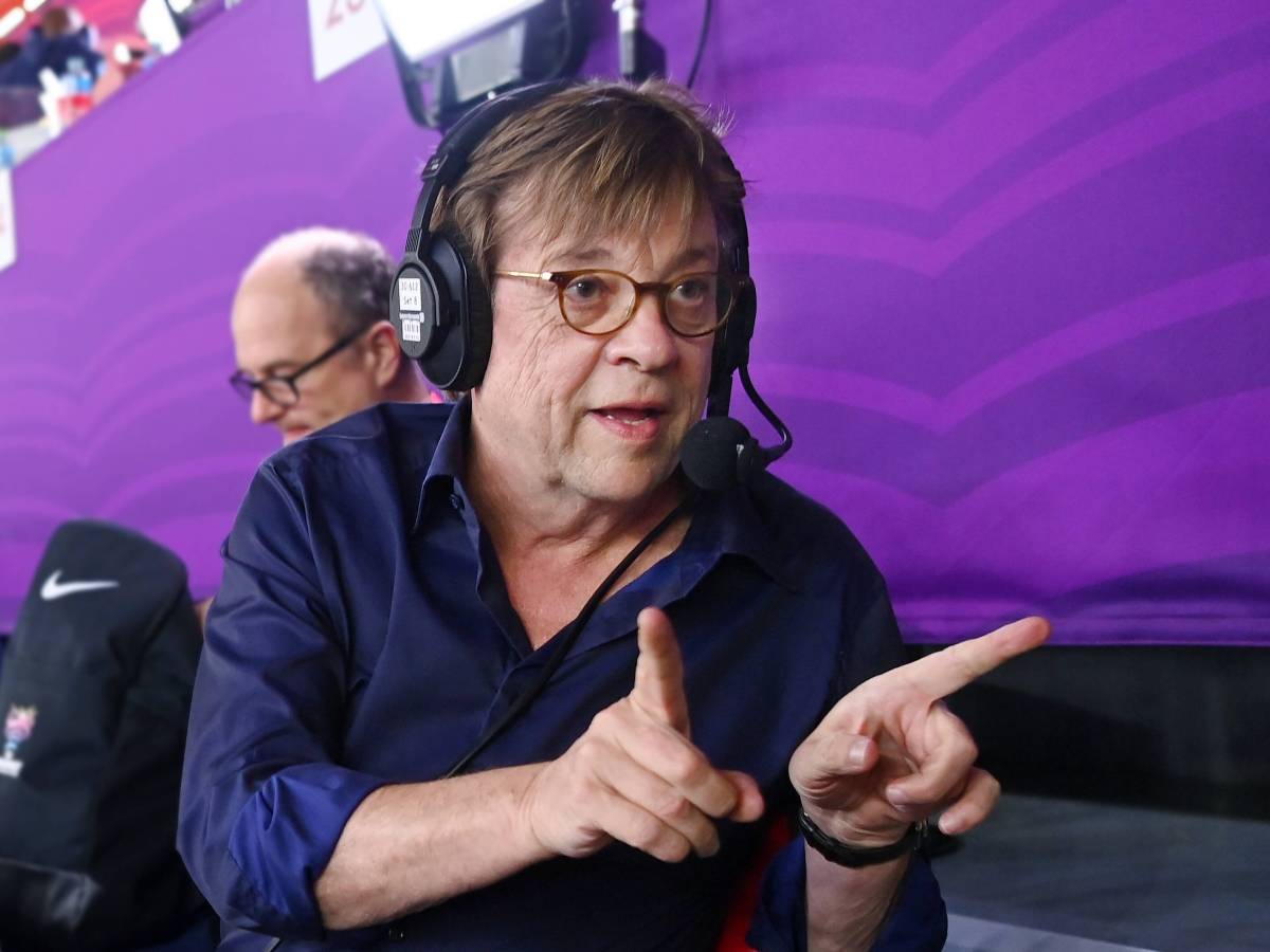 Bela Rethy gestikuliert bei seinem Abschiedsspiel Frankreich - Marokko.
