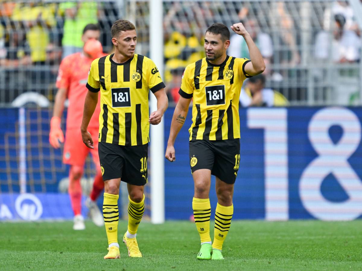 Raphael Guerreiro bei Borussia Dortmund im Gespräch mit Thorgan Hazard.