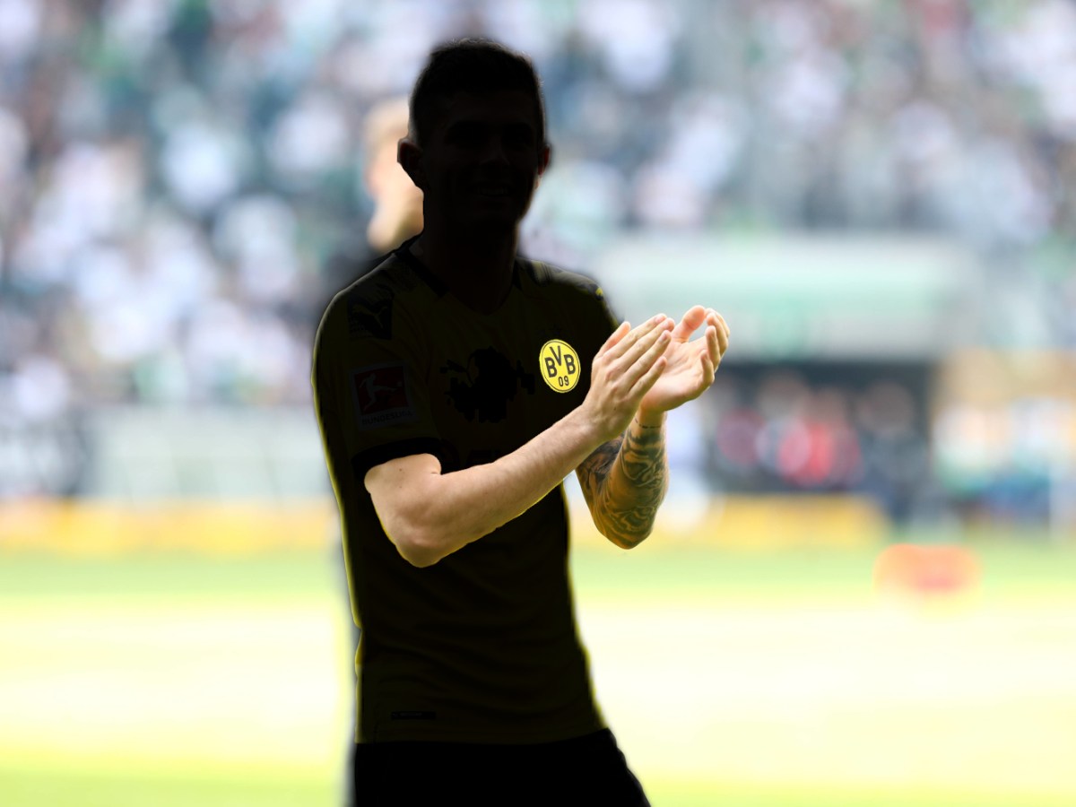 Christian Pulisic applaudiert in Richtung BVB-Fans.