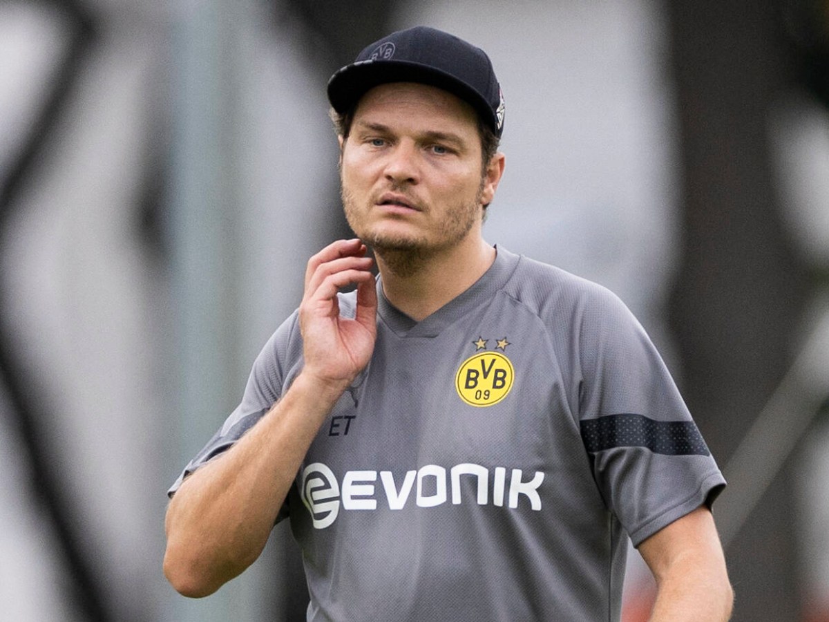 Edin Terzic, Trainer von Borussia Dortmund, schaut nachdenklich.