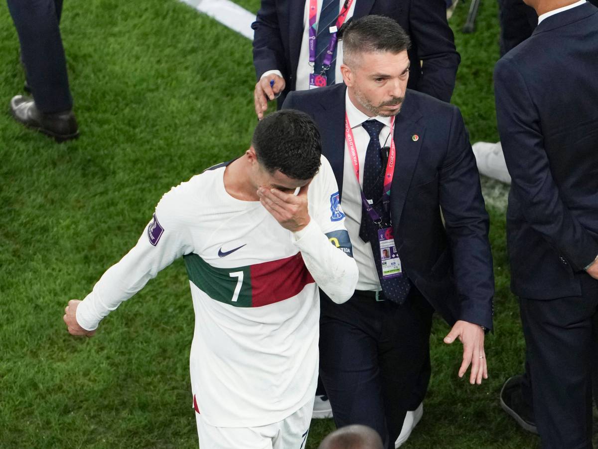 Cristiano Ronaldo geht weinend in die Kabine.