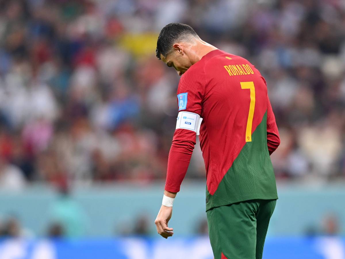 Cristiano Ronaldo schleicht mit gesenktem Kopf über den Platz.