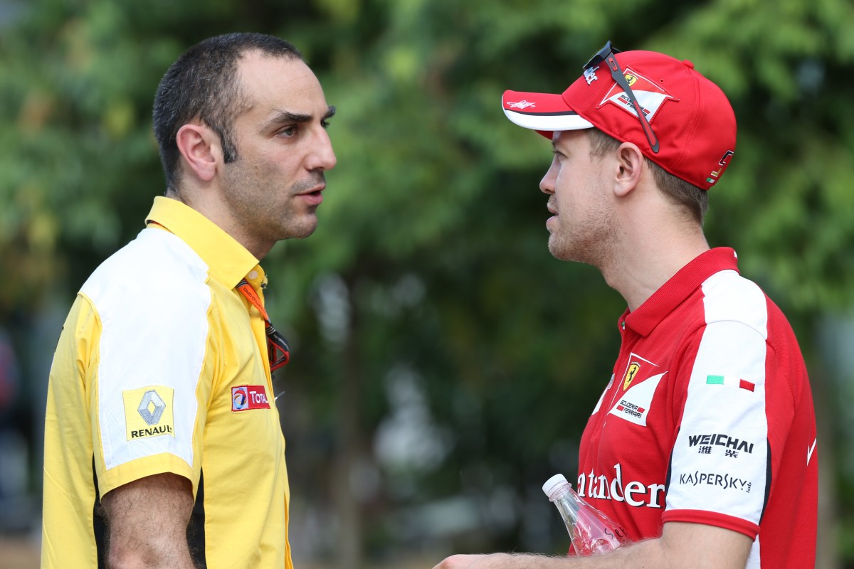 Cyril Abiteboul und Sebastian Vettel in der Formel 1 im Gespräch.