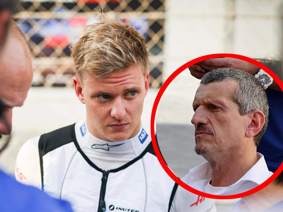 Mick Schumacher schaut vor einem Rennen in der Formel 1 auf Teamchef GÃ¼nther Steiner.