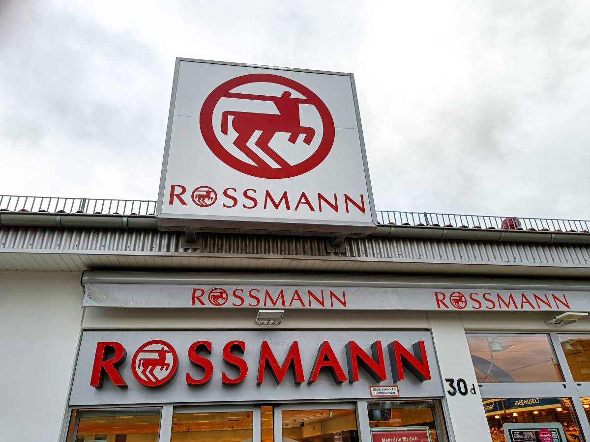 Rossmann: Eine Filiale mit Logo