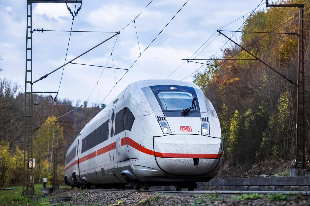 Deutsche Bahn: Ein ICE in voller Fahrt