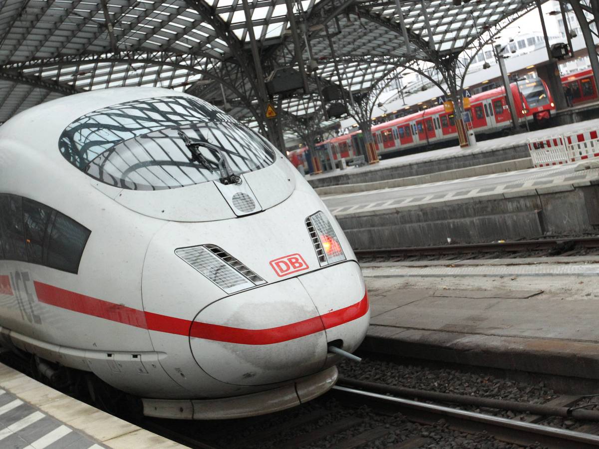 Deutsche Bahn: Ein ICE im Bahnhof