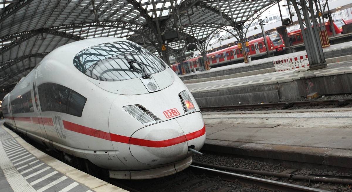 Deutsche Bahn: Ein ICE im Bahnhof