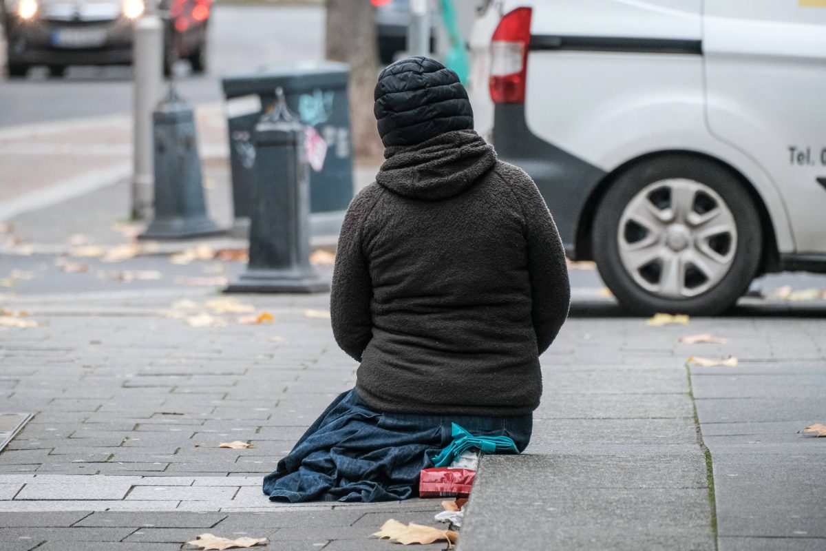 Essen und Dortmund Obdachloser auf Straße Symbolbild