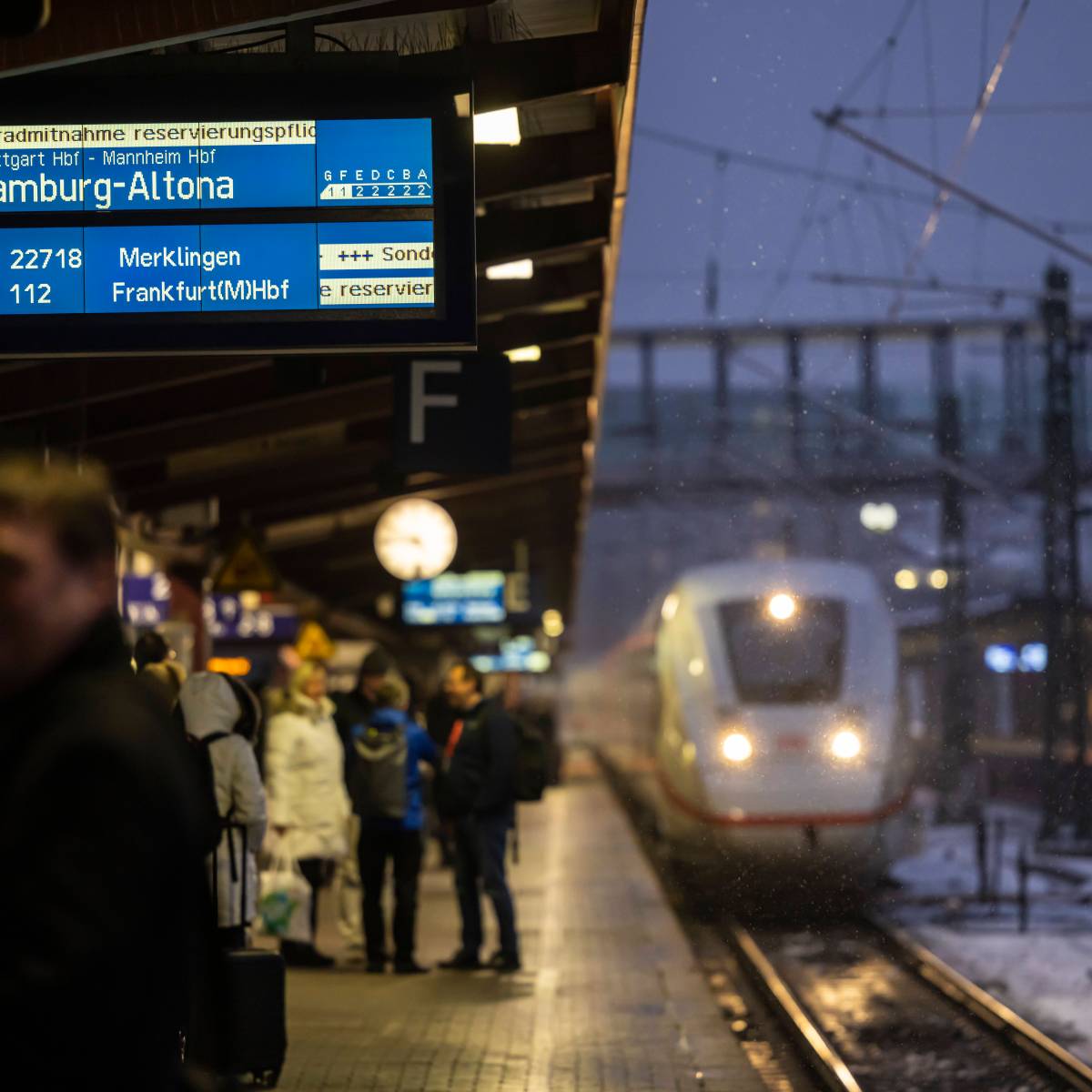 Deutsche Bahn, Flixtrain und Co.: Nach schweren Unglücken an Bahnhöfen – Polizei mit dringender Warnung
