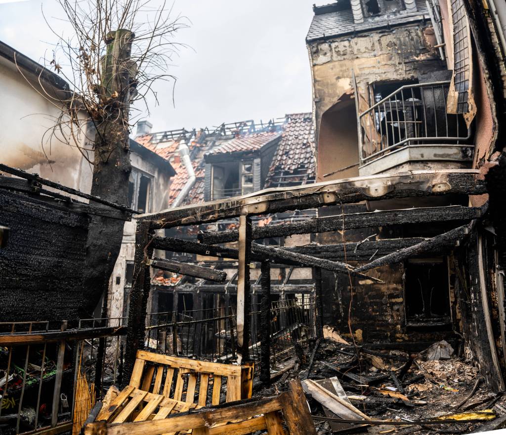 Während ein Bewohner unter der Dusche stand, entflammte ein Feuer im Haus. Die Feuerwehr konnte den Brand in Recklinghausen löschen, doch es ist fast nicht übrig geblieben.