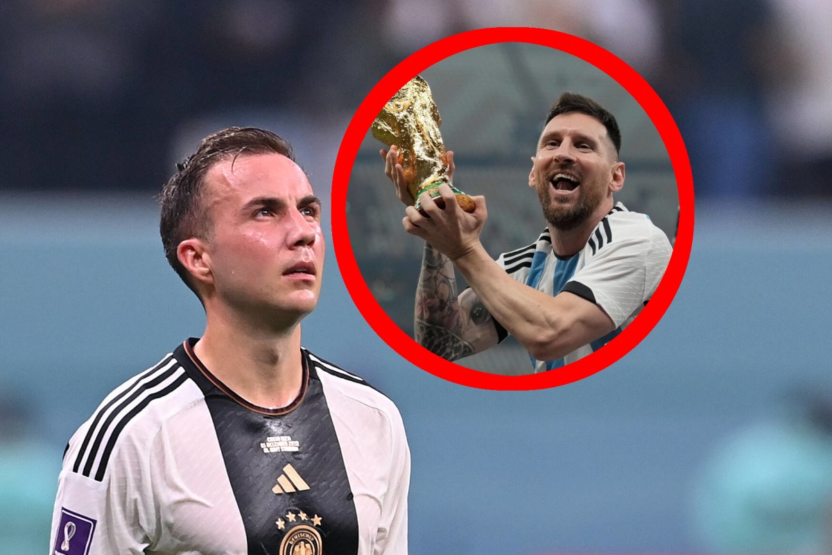 Mario Götze schaut auf zu Weltmeister Lionel Messi.