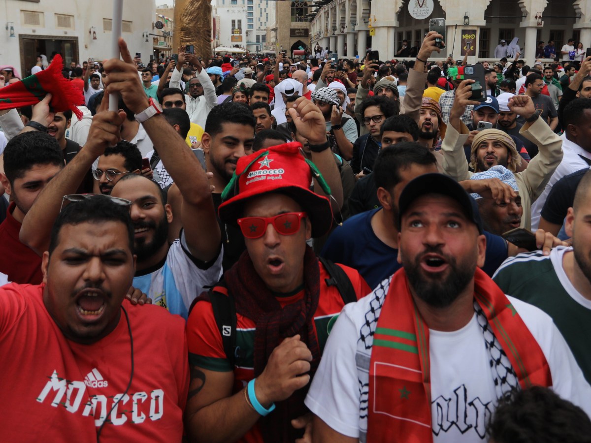 Fans feiern vor Marokko - Portugal in den Straßen von Doha.
