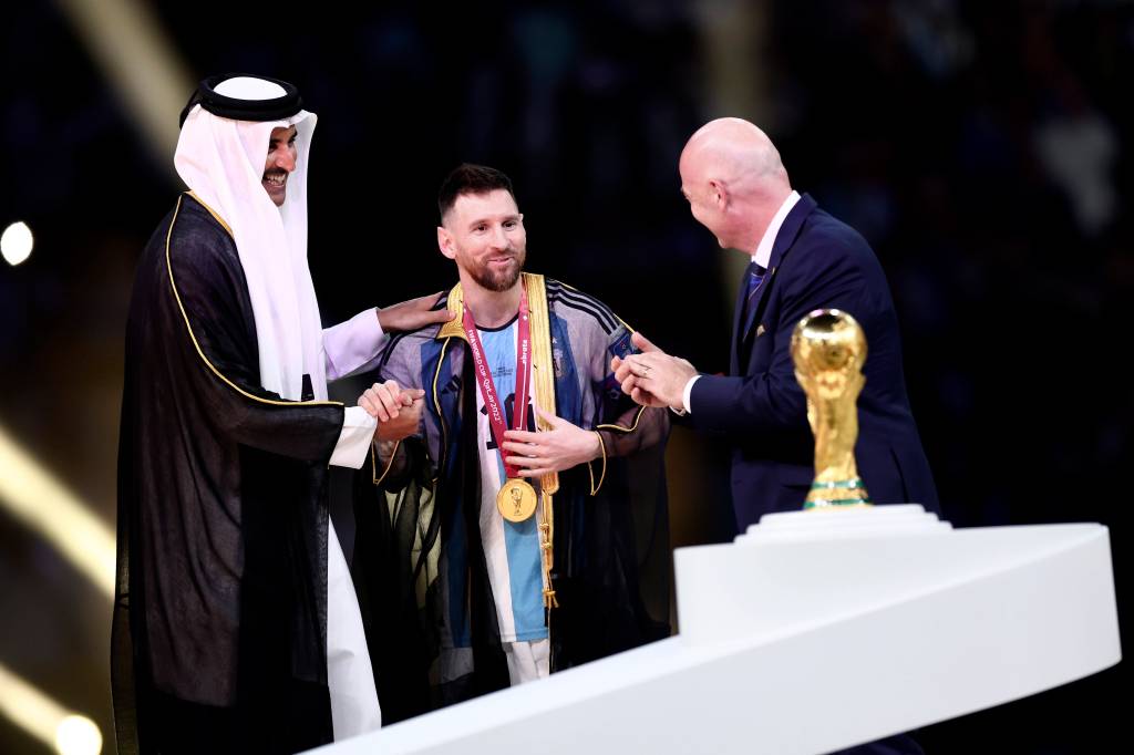 Lionel Messi bekommt vom Emir von Katar eine Bischt angezogen.