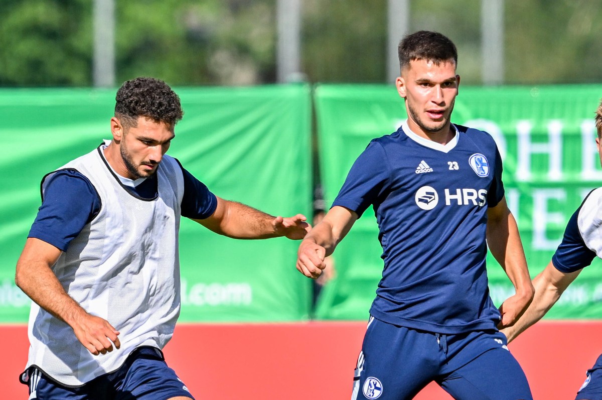 Kerim Calhanoglu im Training des FC Schalke im im Zweikampf mit Mehmet Aydin.