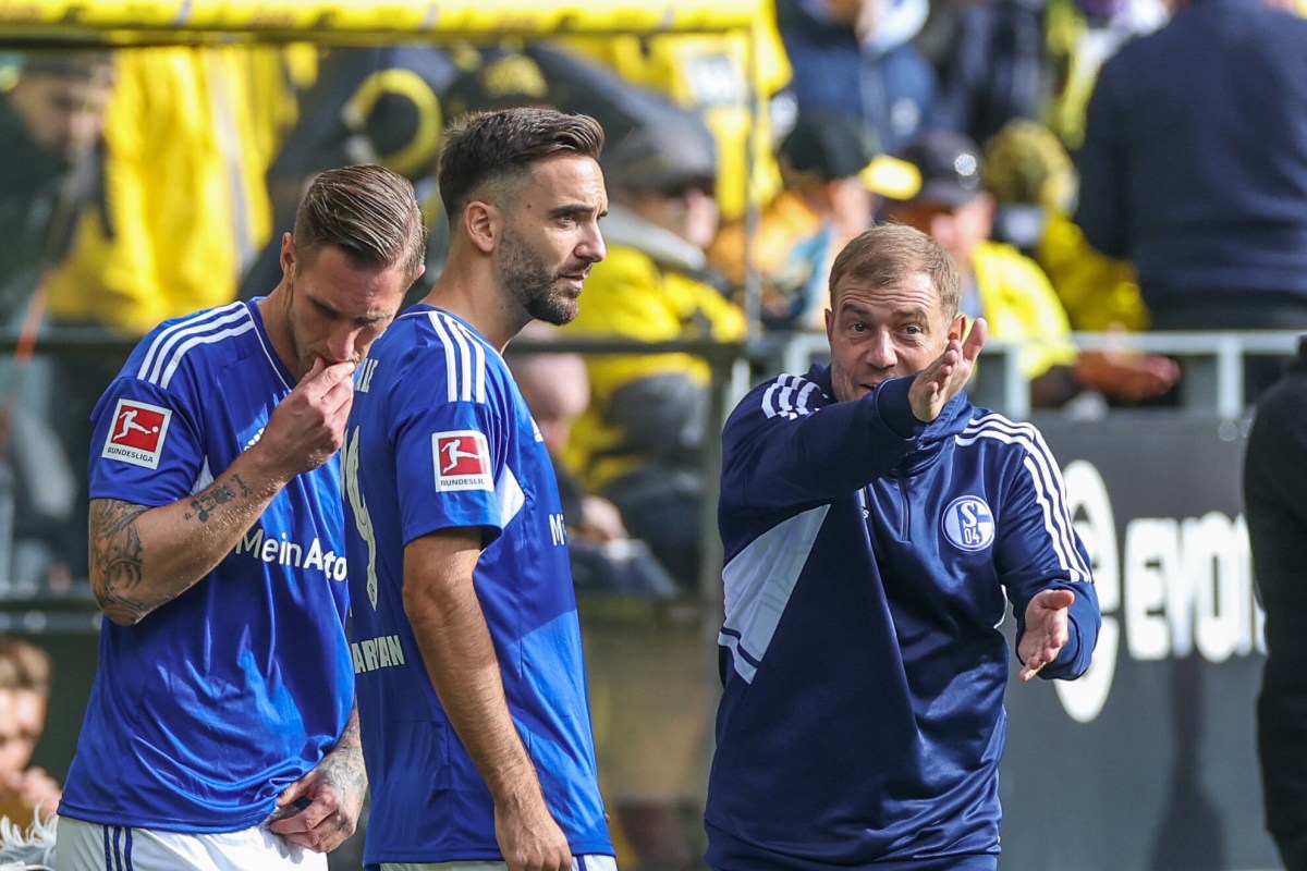 Schalke-Trainer Frank Kramer mit klaren Ansagen an Kenan Karaman bei der Einwechslung.