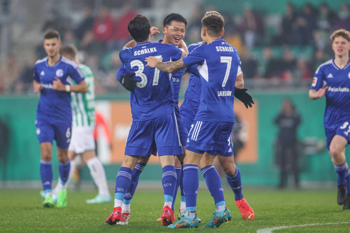 Soichiro Kozuki jubelt mit seinen Teamkollegen nach seinem Tor für den FC Schalke 04.