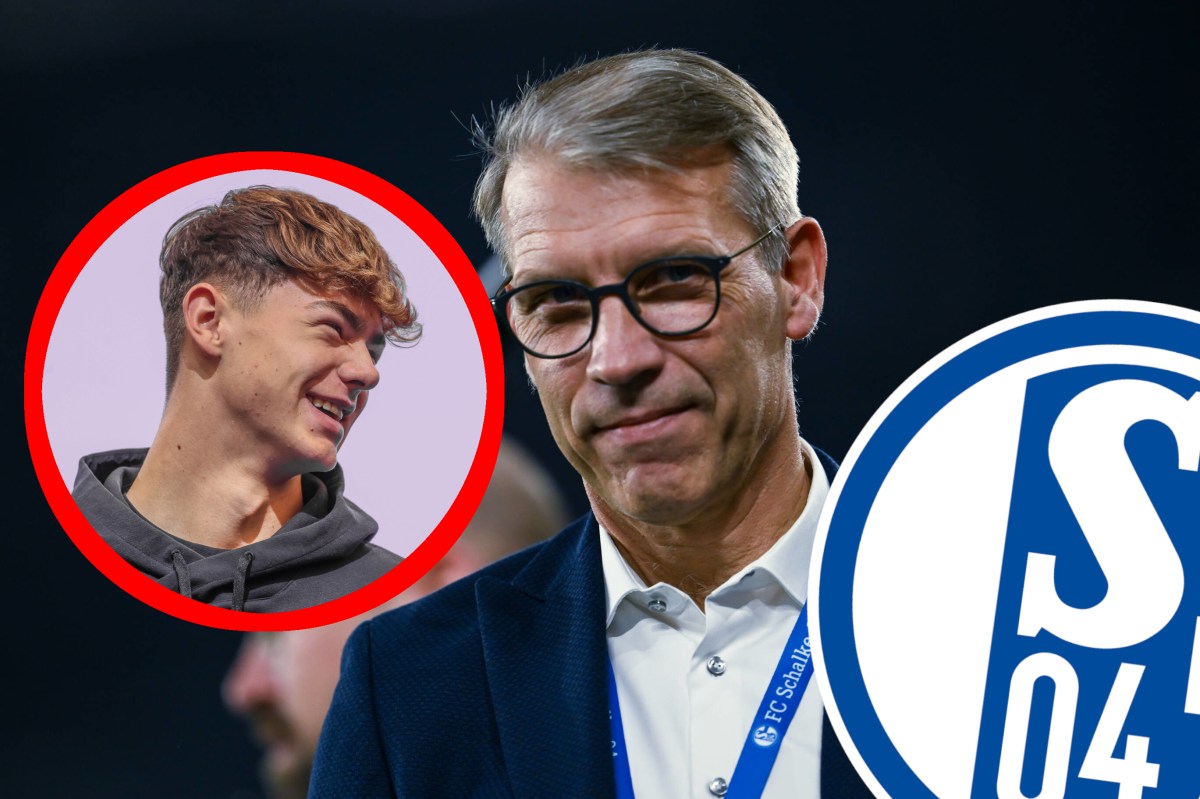 Schalke-Sportvorstand Peter Knäbel schaut verschmitzt in die Kamera. Talent Luca Podlech schaut ihn an.