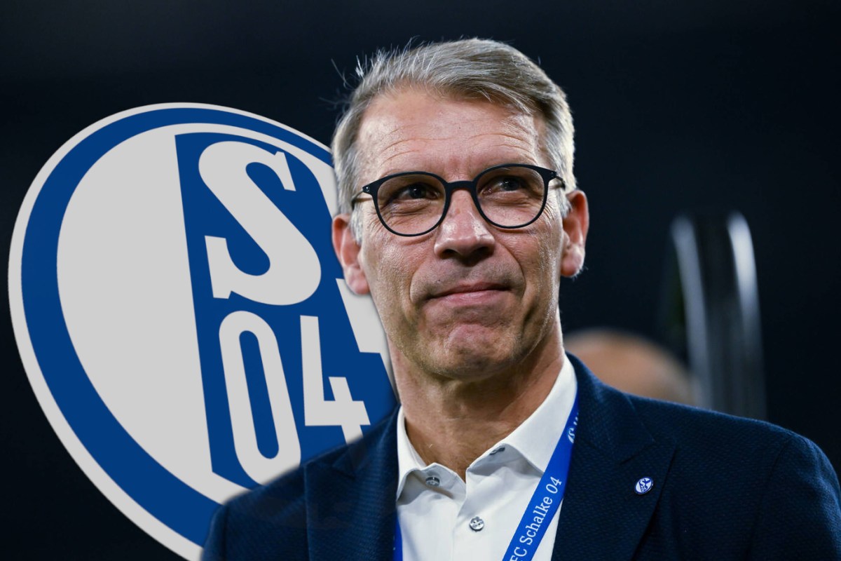 Peter Knäbel vor dem Wappen des FC Schalke 04.