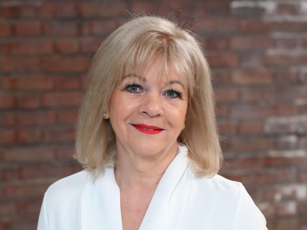 Elke Velten mit rotem Lippenstift
