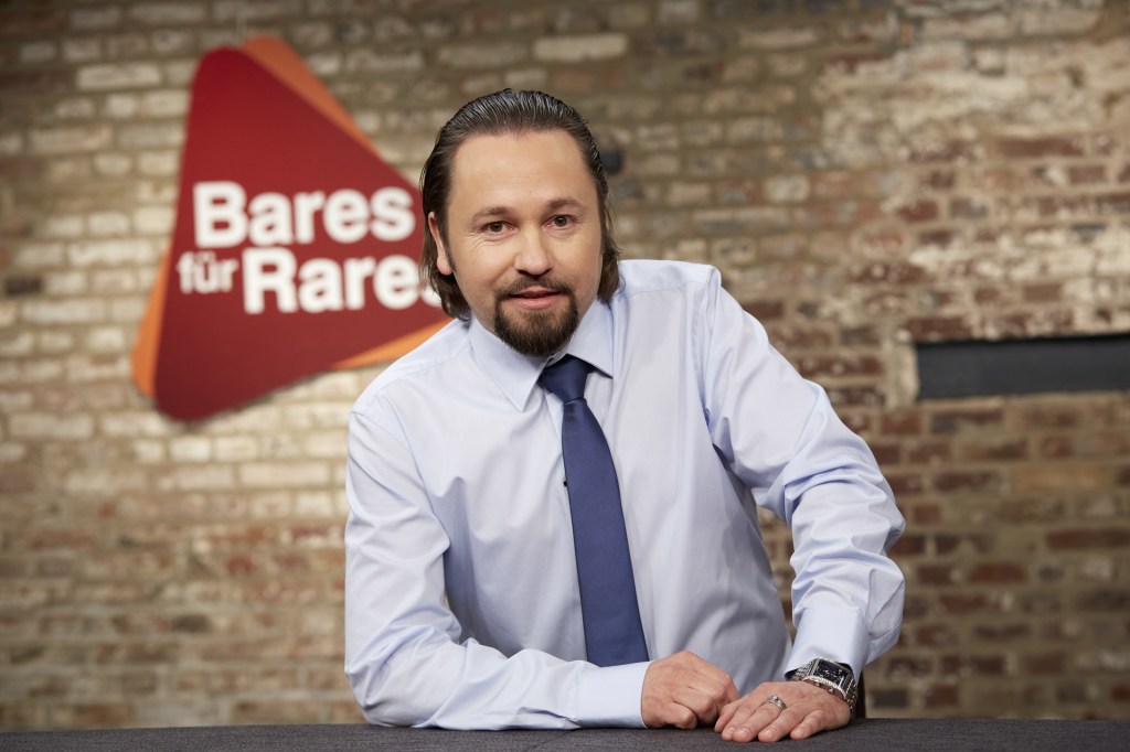 Wolfgang Pauritsch vor "Bares für Rares"-Logo
