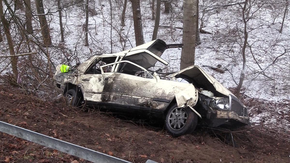 Münsterland: Dramatischer Unfall! Auto überschlägt sich und kracht gegen Baum ++ Fahrer in Lebensgefahr