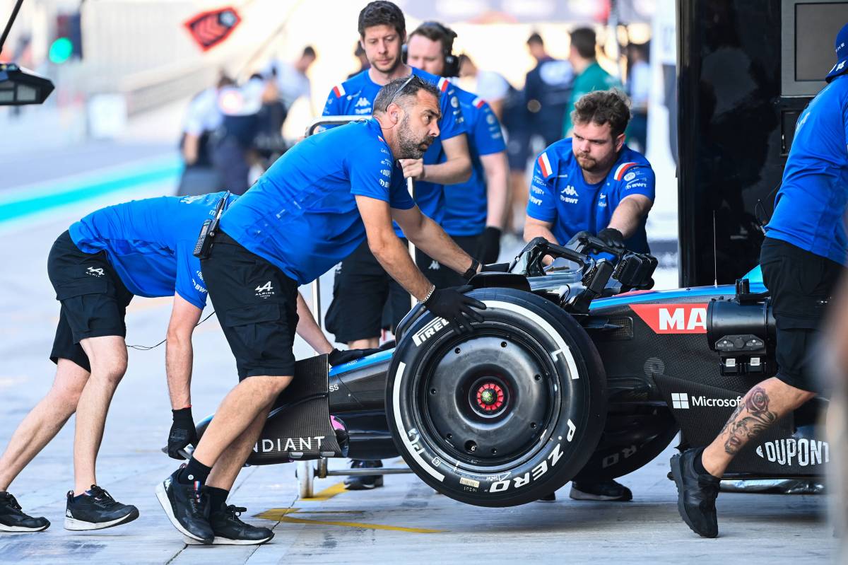 Das Formel-1-Team von Williams schiebt sein Auto in die Garage.