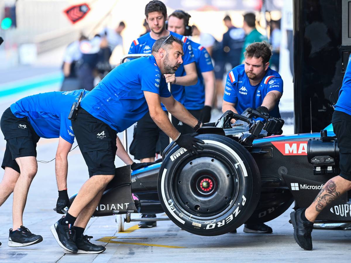 Das Formel-1-Team von Williams schiebt sein Auto in die Garage.