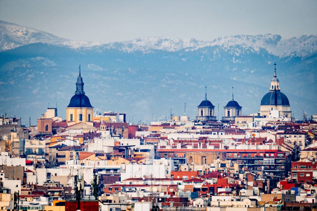 Panorama-Stadtbild von Madrid mit Blick auf das Guadarrama-Gebirge.