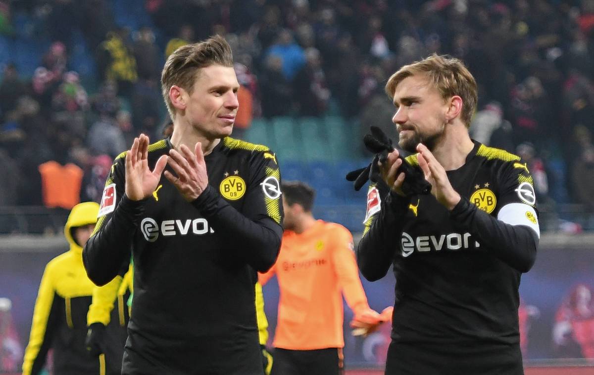 RB Leipzig - Borussia Dortmund v.l. Lukasz Piszczek (Borussia Dortmund), Marcel Schmelzer (Borussia Dortmund), bedankt / bedanken sich bei den Fans