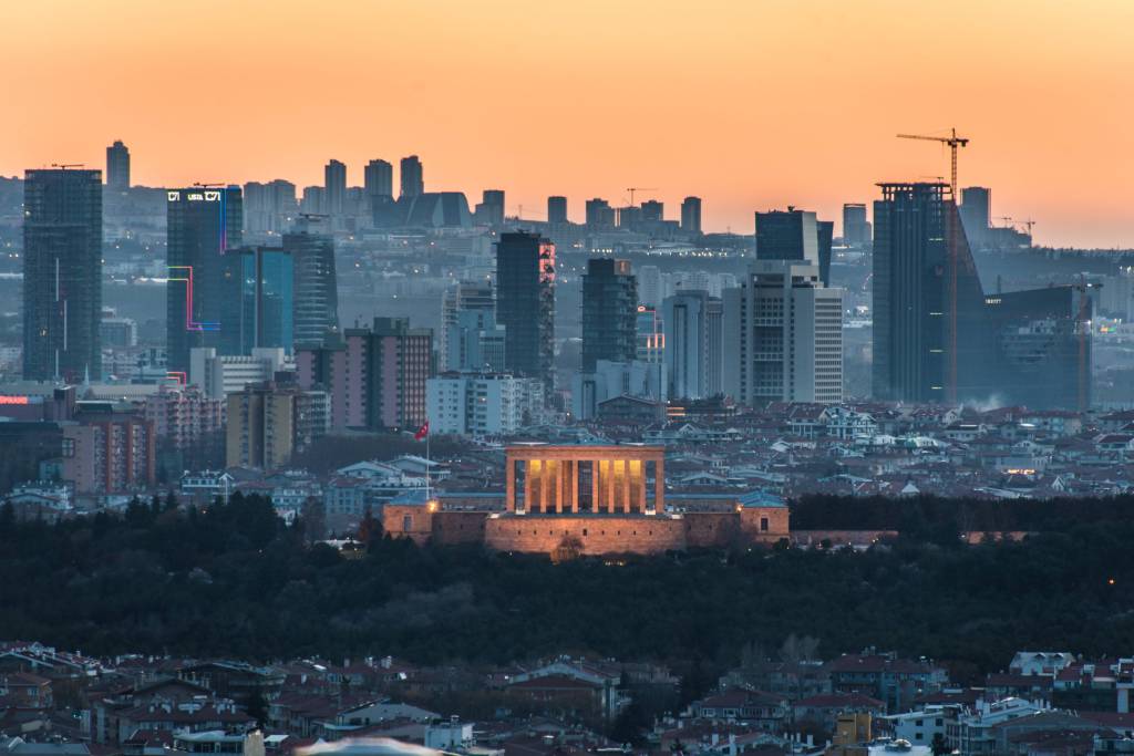 Der Sonnenuntergang wirft einen orangefarbenen Himmel über die neue Stadtsilhouette der türkischen Hauptstadt Ankara.