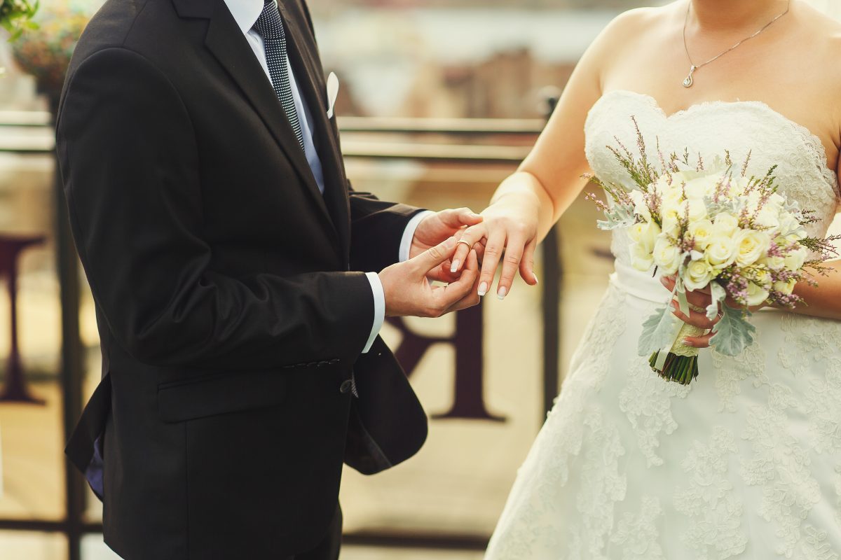 Hochzeit: Frau muss Feier von Ex-Freund mit ansehen – doch es kommt noch schlimmer