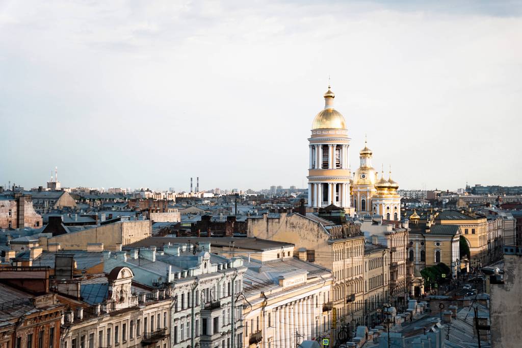 Stadtbild über den Dächern von St. Petersburg.