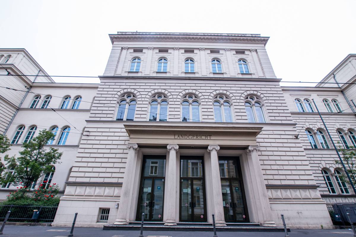 NRW: Urteil im Fall des abgelegten Menschenkopfes vor einem Gerichtsgebäude in Bonn!