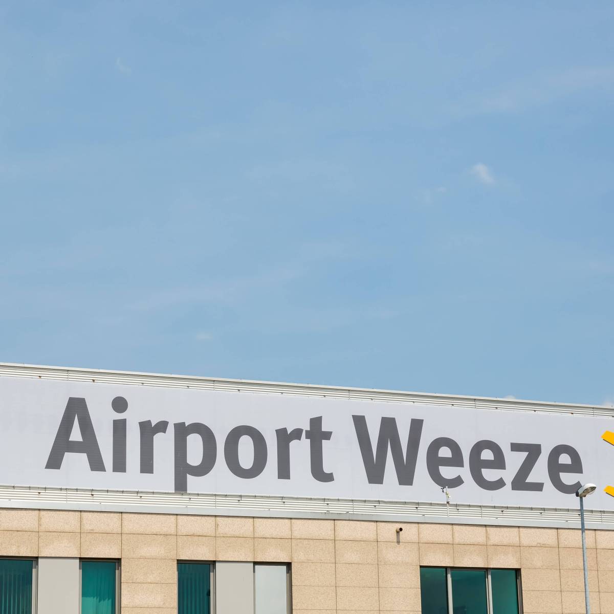Flughafen Weeze: Blinder Passagier aus Maschine gefischt – Vierbeiner gibt Beamten Rätsel auf