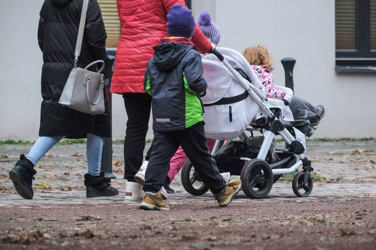 Kindergrundsicherung könnte im Kampf gegen Kinderarmut helfen. Vor allem Frauen sehen sich finanziell stark belastet.