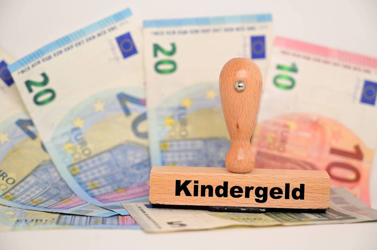Ab 2023 gibt es pro Kind 250 Euro. Unter bestimmten Voraussetzungen erhalten auch Volljährige den Zuschuss.
