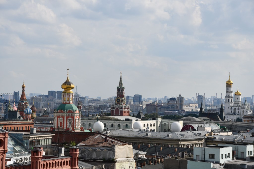 Drohnenaufnahme der Dächer in Moskau, Russland, mit vielen Türmen und extravaganten Kirchen.