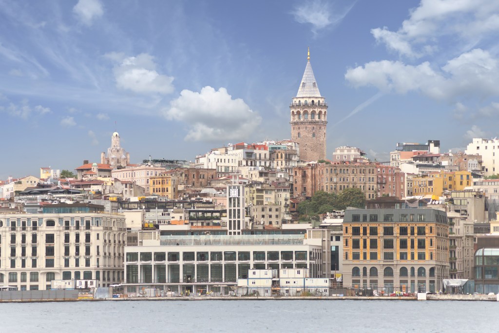 Stadtansicht von Istanbul, Türkei, vom Bosporus mit dem Galata-Turm im Hintergrund.