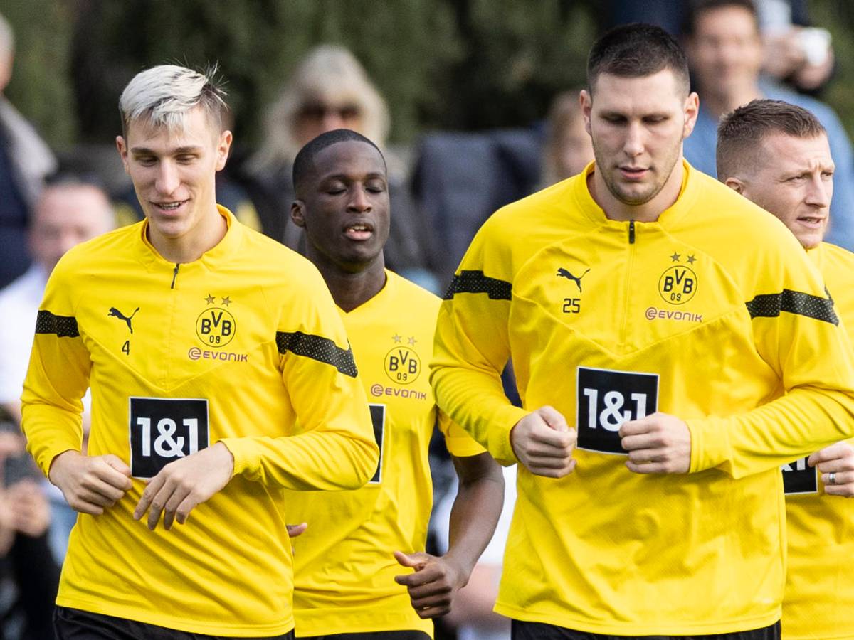 Fußball: Trainingslager von Borussia Dortmund am 06.01.2023 in Marbella Spanien. Nico Schlotterbeck links und Niklas Süle laufen sich warm