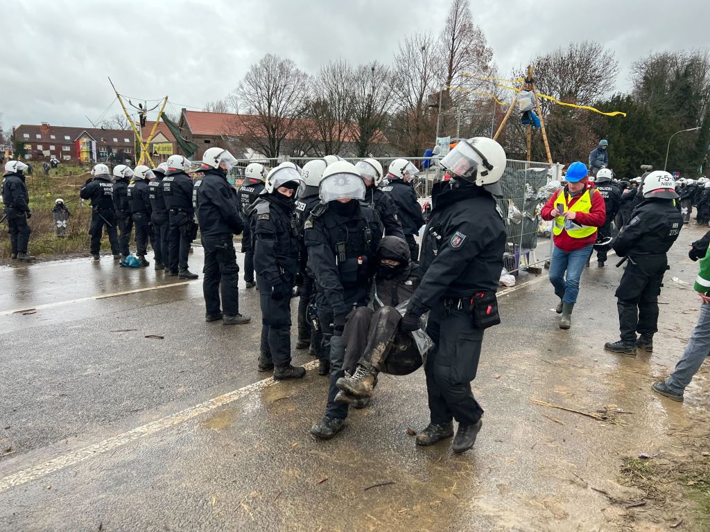 Lützerath Polizisten tragen Aktivisten weg