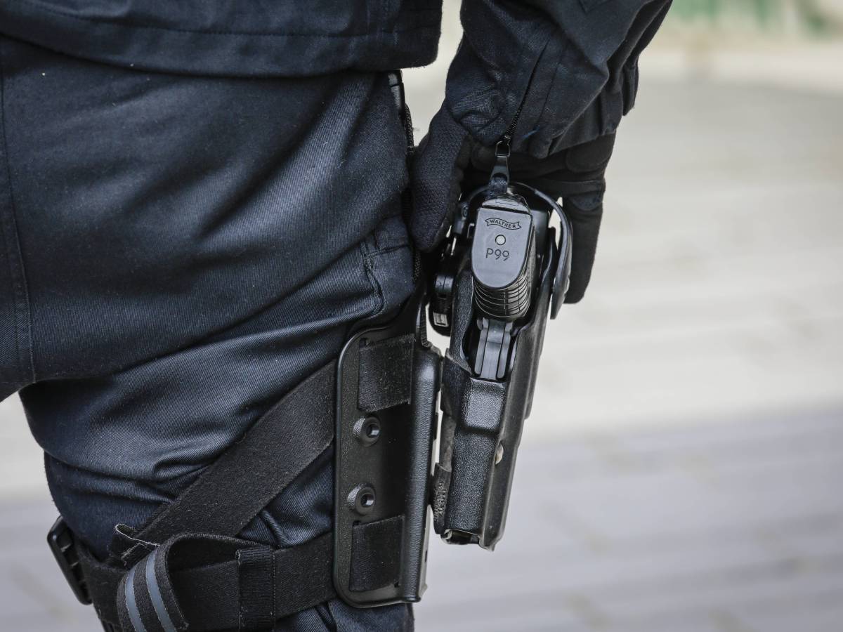 Bei einer Verkehrskontrolle soll ein Polizist eine Waffe auf einen Autofahrer gerichtet haben. Das Video kursiert nun im Internet! (Symbolbild)
