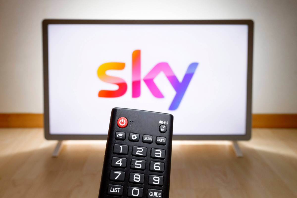 Ein Fernseher zeigt das Sky-Logo.
