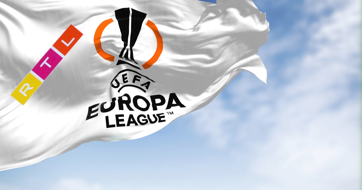 Eine weiße Flagge mit dem Logo der Europa League und das Logo von RTL.