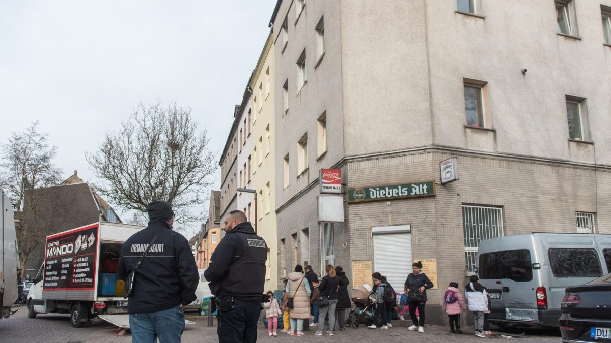 Bewohner des Hauses Nr. 99 an der Brückenstraße räumen ihre Wohnungen am Mittwoch, den 22. Februar 2023 in Duisburg Hochfeld.